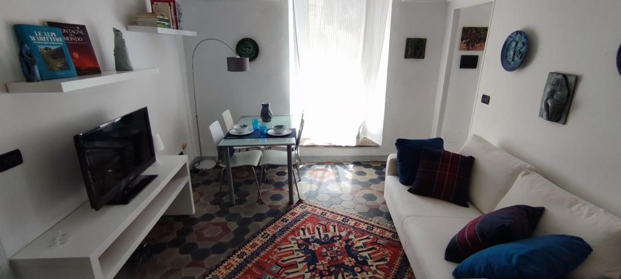 Ideale per escursionisti, a pochi minuti dal mare e dalle falesie- Casa Celeste Cisano sul Neva Esterno foto